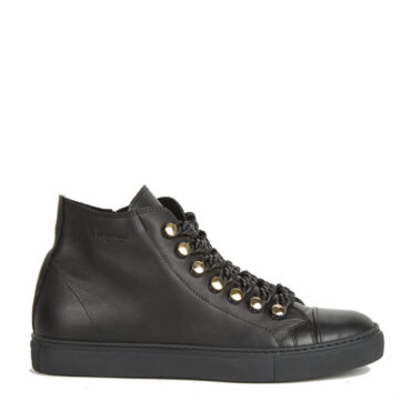 Venus man total black